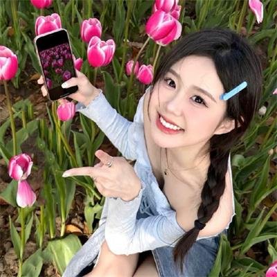 穿黄睡衣的女孩